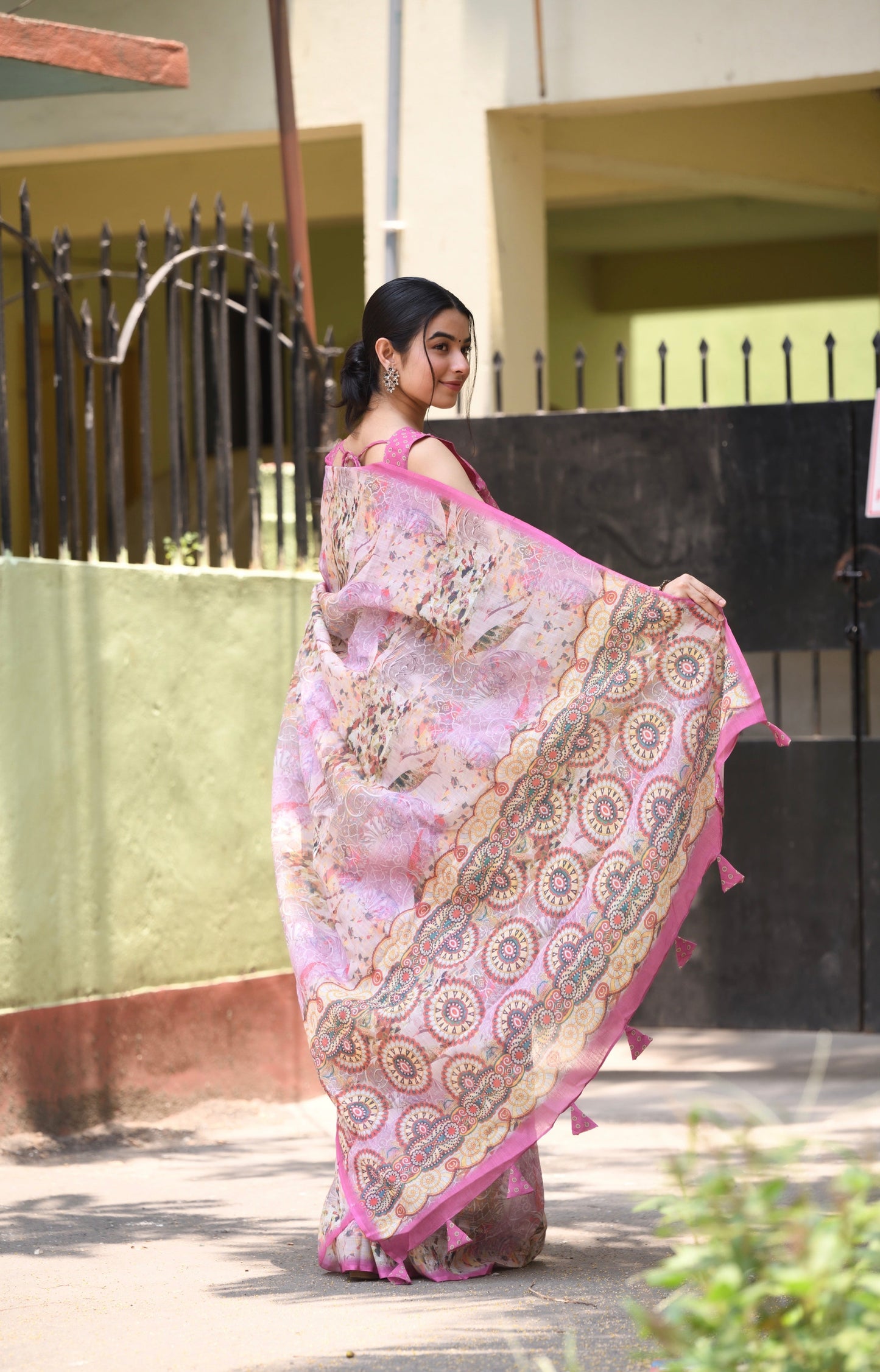 Classic Pink Colour Linen Beautiful Digital Print Saree